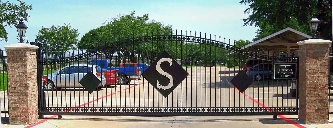A gate with the letter s on it.